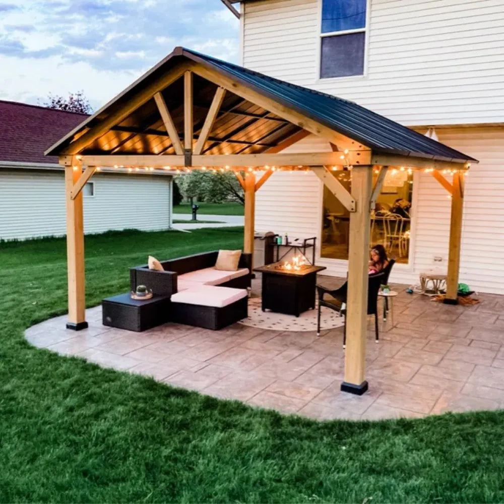 Terrasse im Freien mit Holz Pavillon, Sitzbereich und Feuerboden Tisch.